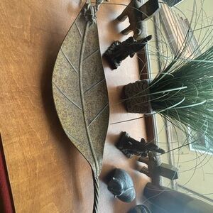 Decorative Leaf-Shaped Tray with Frog - metal